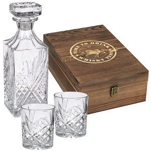מתנה וויסקי כולל דיקנטר 2 כוסות לוויסקי עשוי קריסטל בקופסאת עץ מהודרת