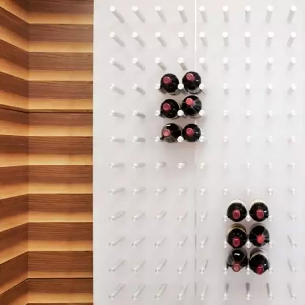 קיר תצוגה לבקבוקי יינות